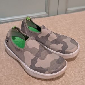 Oofos Women's Camouflage Slip-On Sneakers
